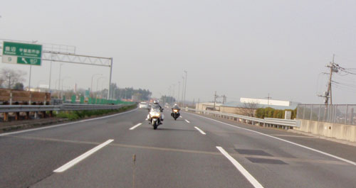 高速道路を疾走するFJR1300とK1100LT