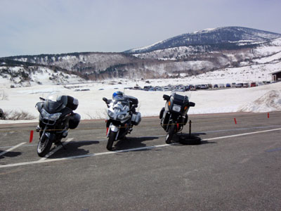 傾斜地にあるバイク専用駐車スペース