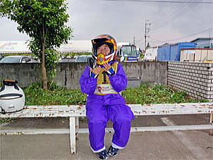 雨具を着るあかり