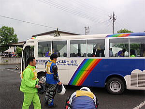 移動用バスでコースへ