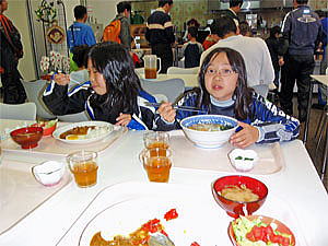 お昼はカレーとラーメン