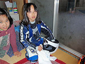 ヘルメットを磨くひかり