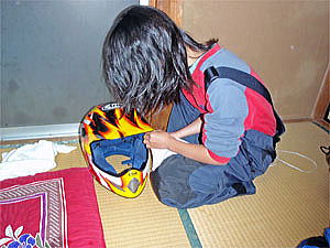 ヘルメットを磨くあかり