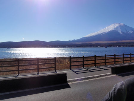 山中湖畔と富士山