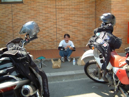 コンビニ駐車場にて