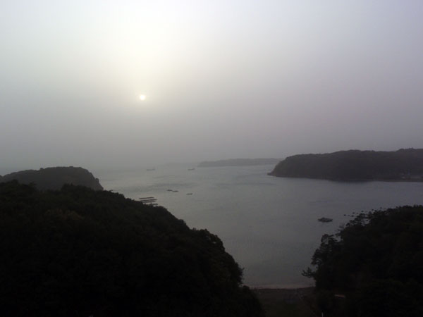 黄砂で霞む太陽と的矢湾