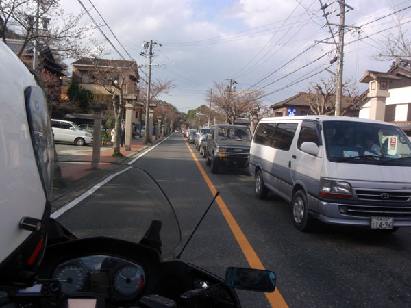 駐車場の空き待ちの長い渋滞