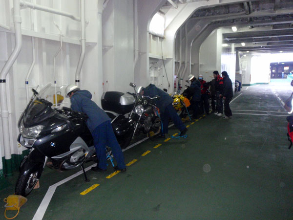 フェリー内でのバイクの固定