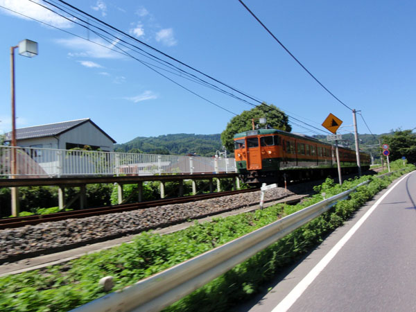 国道３５３号線沿いの電車