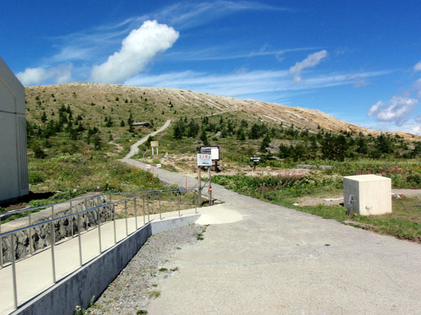 湯釜への登山道