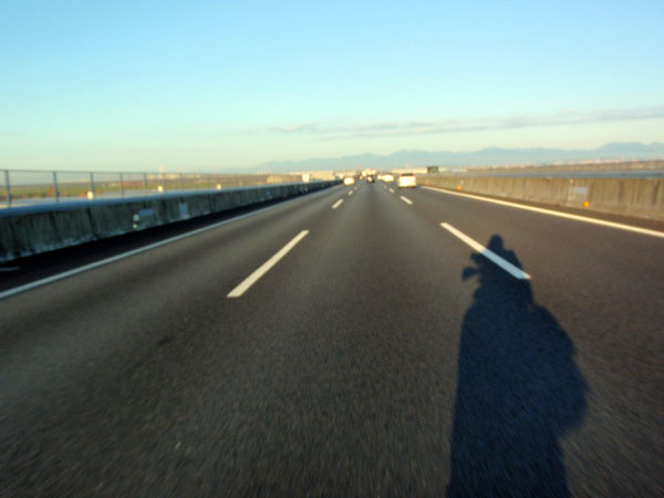 伊勢湾岸道路を走行
