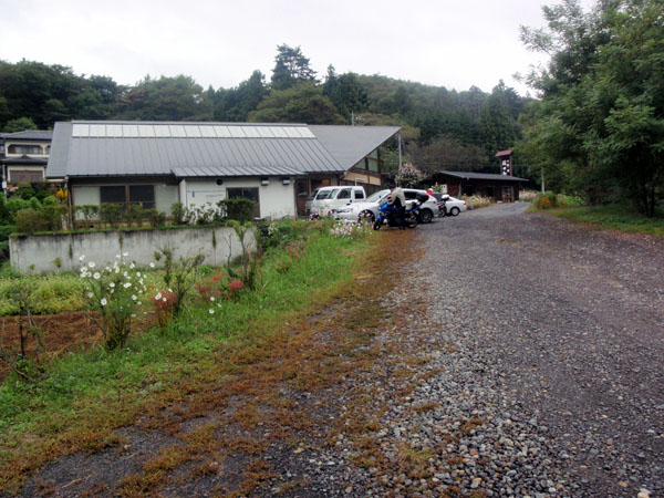 蕎麦屋の砂利道