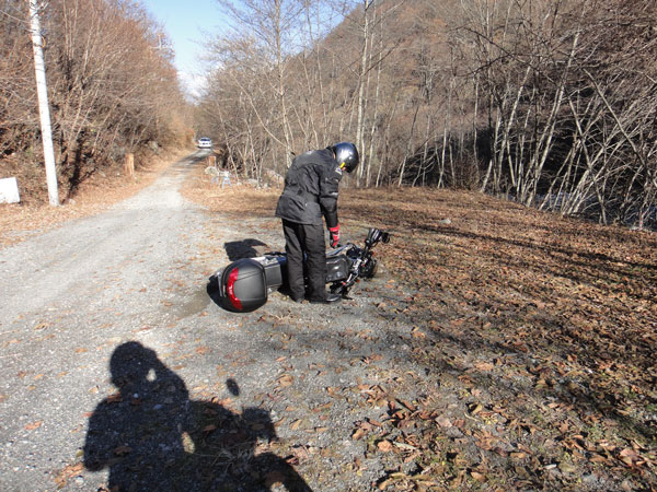 シンさんバイクを倒す