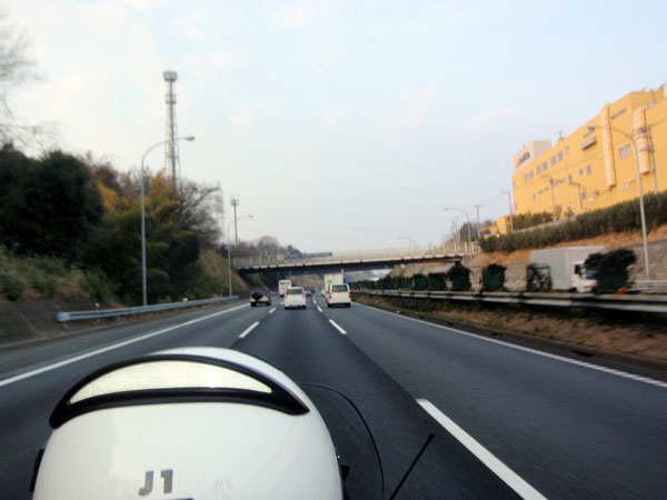 東名高速道路を走行中