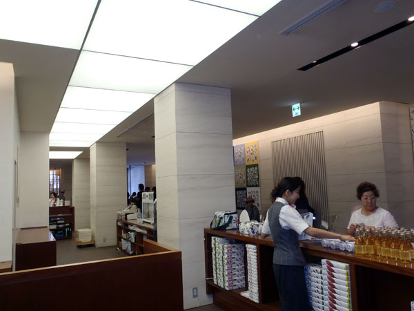 六花亭本店の店内