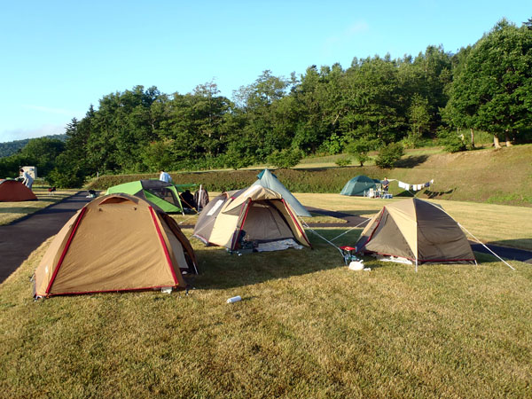 テントは露で濡れていた