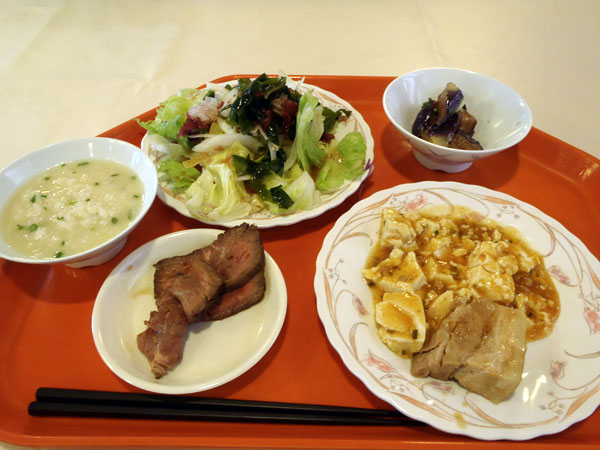 夕食はバイキング