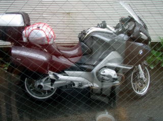 雨に濡れるR1200RT