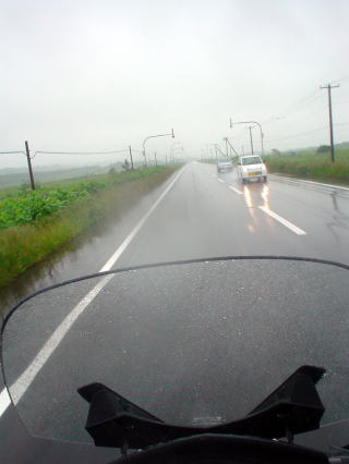 雨の中、走行する