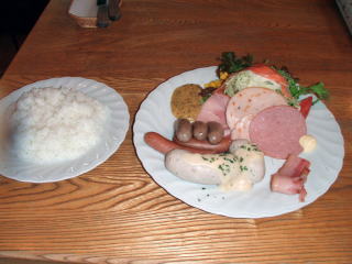 「８種類のハムやソーセージ・ベーコンのセット」（￥１，２７０）