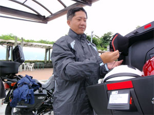 雨具を着て出発準備中