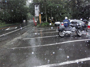 川と化した駐車場前の道