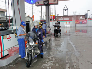 ガソリンスタンドにて給油中