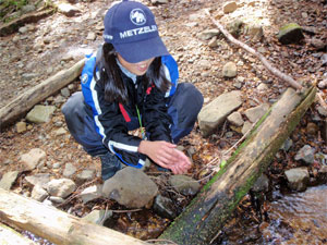 湧水で手を洗うひかり