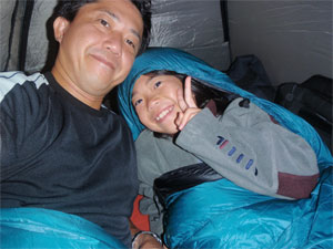 シュラフの中で記念撮影