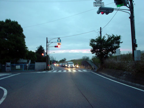 多摩川沿いの道