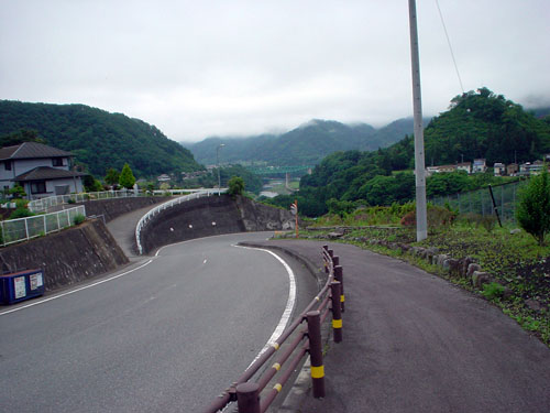 勾配のきつい坂道