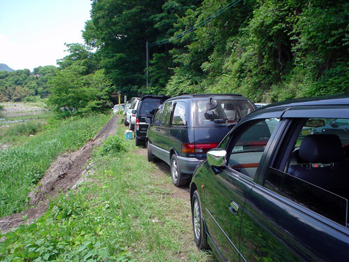 川の側の駐車スペース