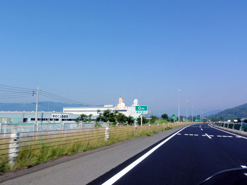 目立つ看板横を通過