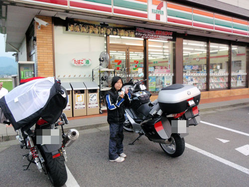 セブンイレブンの駐車場にて