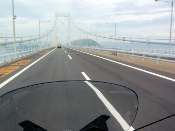 大鳴門橋を通過中