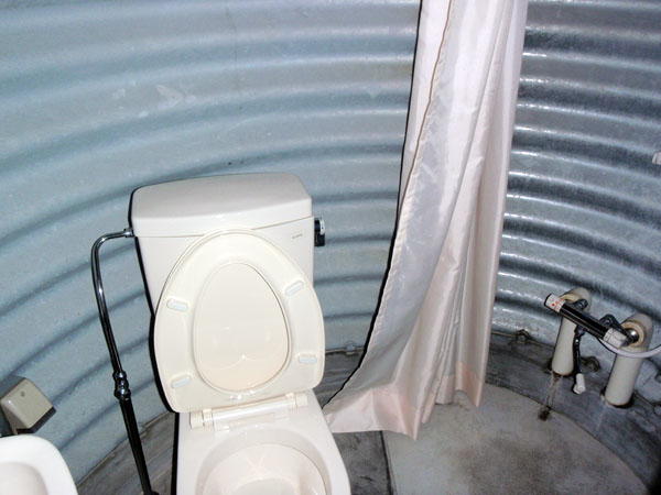 シャワー設備とトイレも完備