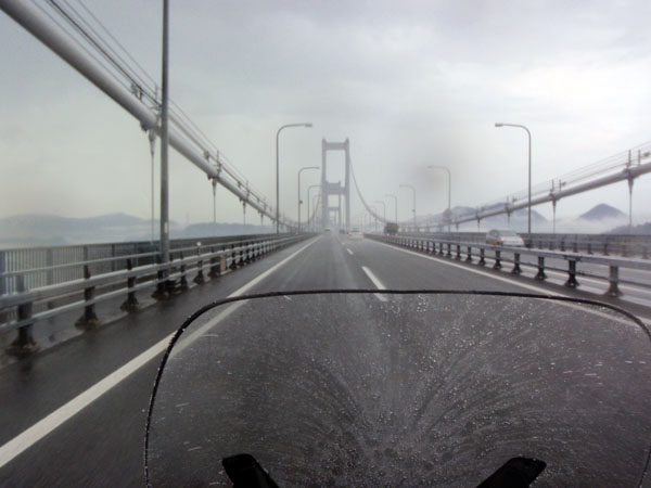 雷雨の中のしななみ海道走行