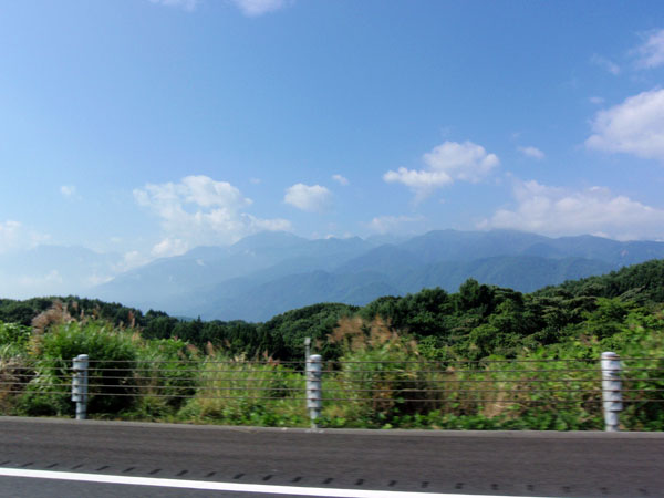 中央高速道路走行中の景色
