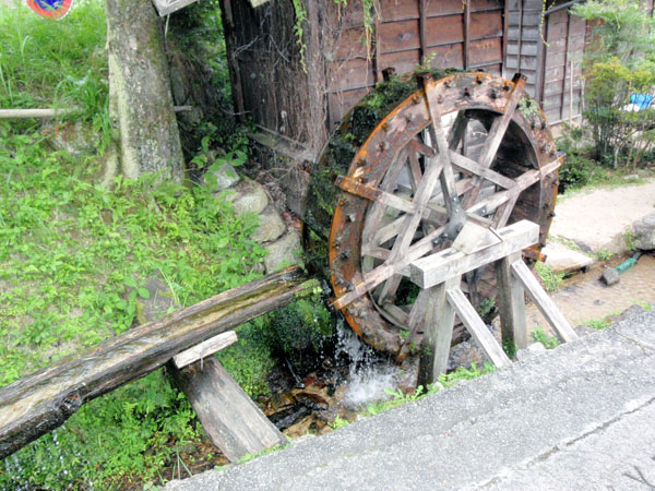 妻籠宿の水車のある風景