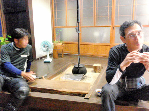 おやきを食べる