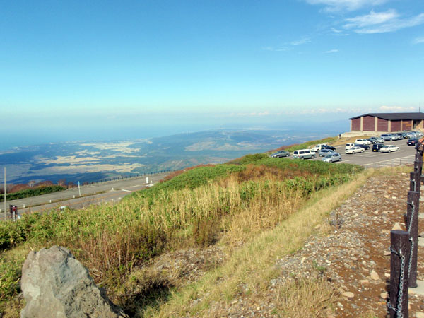 鳥海山から日本海を望む