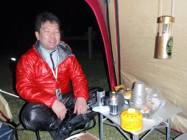強風の中でのキャンプ