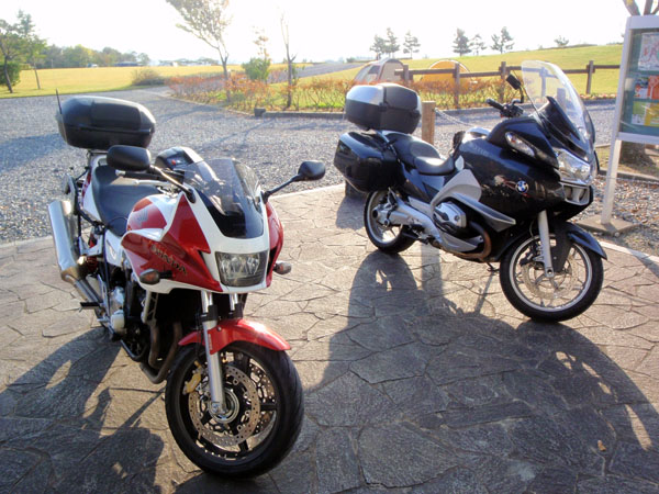 バイクは舗装部分に安全に駐車可