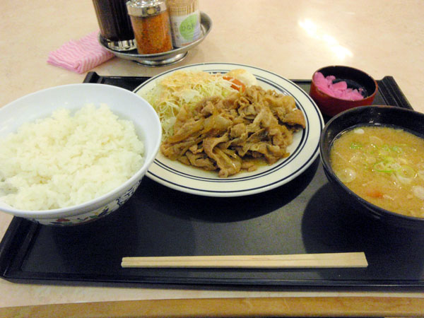 しょうが焼き定食はボリューム満点