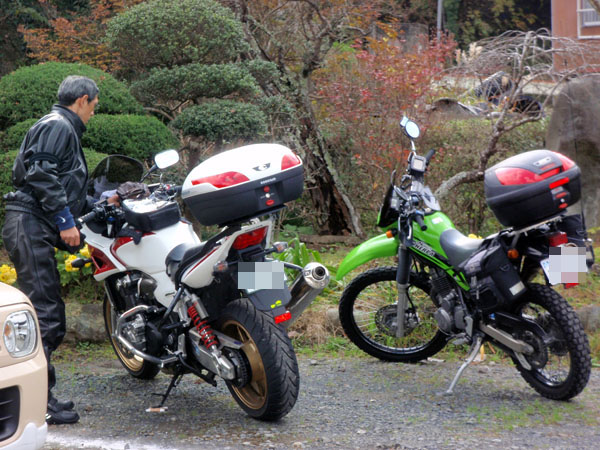 緑川の駐車場はジャリ敷き