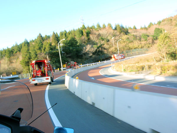 国道１号線を消防車