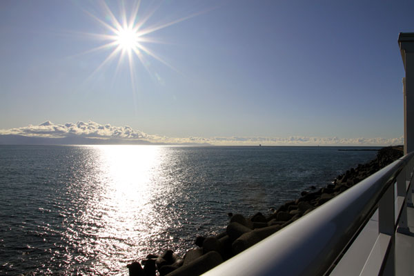 水平線には寒波による雲が広がっていた