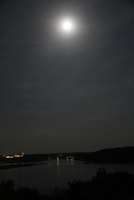月が輝く冬の夜の風景