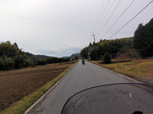 路面凍結と強風の中