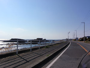 強風の中、海沿いの国道を走行中